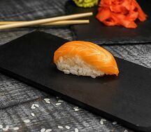 Суши лосось