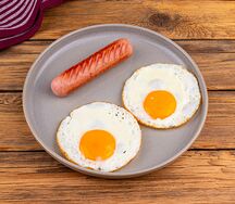 Яичница глазунья с сосиской