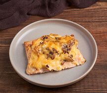 Горбуша под картофельным муссом с грибами