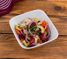 Салат из фасоли, томата и сельдерея