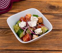 Салат по-гречески с курицей