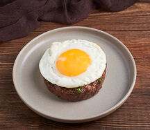 Бифштекс с яйцом