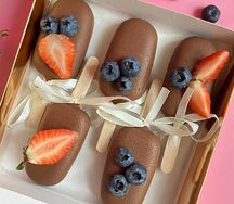 Чизкейки со свежими ягодами в молочном шоколаде