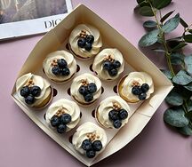 9 капкейков со сливочным кремом и голубикой