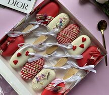 Ассорти чизкейков бело-красные с сердечками