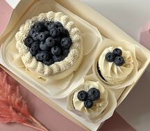 Комбо-набор бенто-тортик и капкейки со свежей голубикой в подарок на праздник