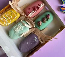 Мини-ассорти чизкейков в белом шоколаде с фиолетовым