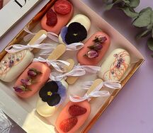 Набор Эскимо-чизкейков в белом шоколаде с цветами