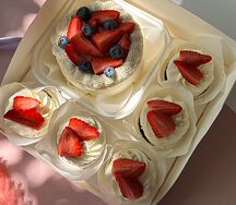 Комбо-набор Бенто-тортик и 5 капкейков со свежими ягодами в подарок на праздник