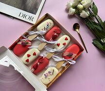 Ассорти чизкейков бело-красные с сердечками