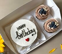 Бенто-торт и шоколадные капкейки с голубикой