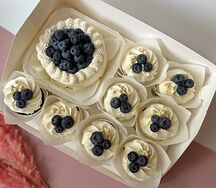 Комбо-набор бенто-тортик и 8 капкейков со свежей голубикой в подарок на праздник