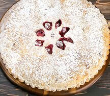 Осетинский пирог с клубникой и творогом