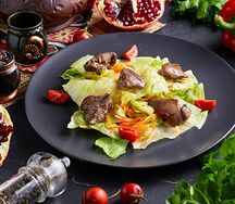 Теплый салат с куриной печенкой