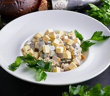 Салат из курицы с языком