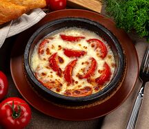 Помидоры с сыром на кеци