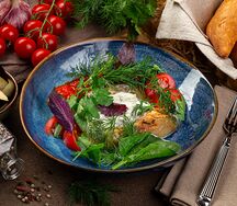 Салат с тушеными баклажанами и страчателлой