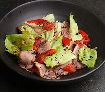 Салат зелёный с уткой и грейпфрутом