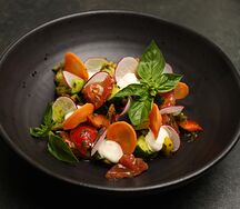Овощной салат с подкопченным мягким сыром