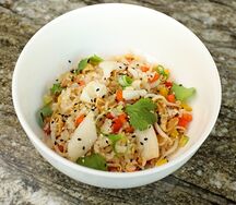 Жареный рис с кальмарами и овощами