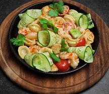 Пикантные креветки с овощами и соусом кокос-карри