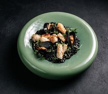 Черное ризотто с морепродуктами