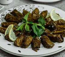 Долма в винoградных листьях