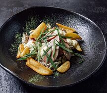 Немецкий картофельный салат с копчёной уткой и теплым сыром