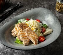 Салат Цезарь с куриной грудкой