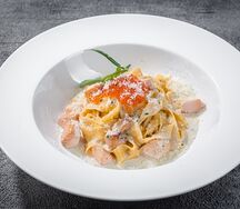 Паппарделле с лососем и красной икрой
