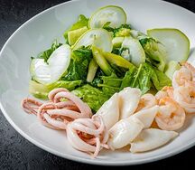 Зеленый салат с морепродуктами