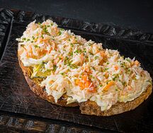 Брускетта с крабом, хрустящим айсбергом и авокадо