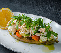 Печеный баклажан с морепродуками и авокадо