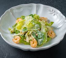 Салат Цезарь с тигровыми креветками