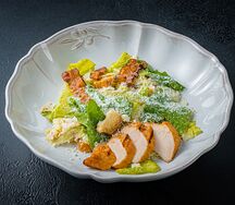 Салат Цезарь с курицей и беконом
