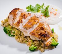 Куриная грудка с киноа и овощами