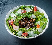 Листья шпината с куриной печенью