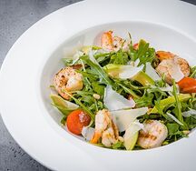 Руккола с тигровыми креветками