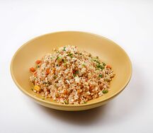 Жареный рис с яйцом и овощами