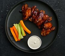 Куриные крылышки баффало в соусе джек дэниэлс