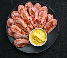 Креветки отварные с соусом руй