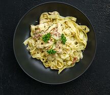 Феттуччине с курицей, песто, вялеными томатами