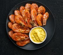 Креветки жареные с чесноком с соусом руй