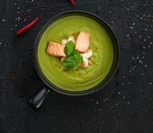 Крем-суп зелёный с лососем и креветками