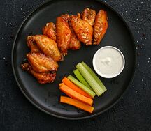 Куриные крылышки баффало в соусе чили