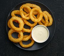 Луковые кольца с соусом тартар