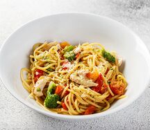 Спагетти с цыпленком и овощами
