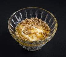 Мацони с медом и орехами