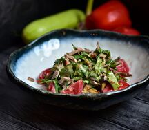 Салат с хрустящим баклажаном, томатами и рваной говядиной