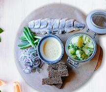 Сельдь с обжаренным картофелем и бородинским хлебом